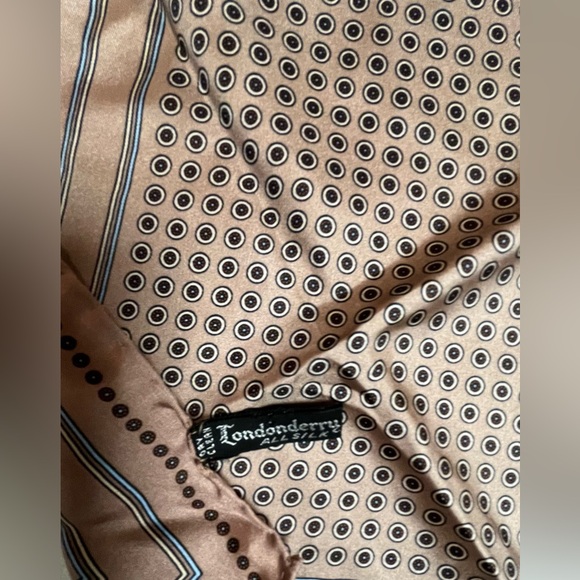 Elegant Brown Patterned Pocket Square silk hand rolled in Italy - Picture 2 of 4